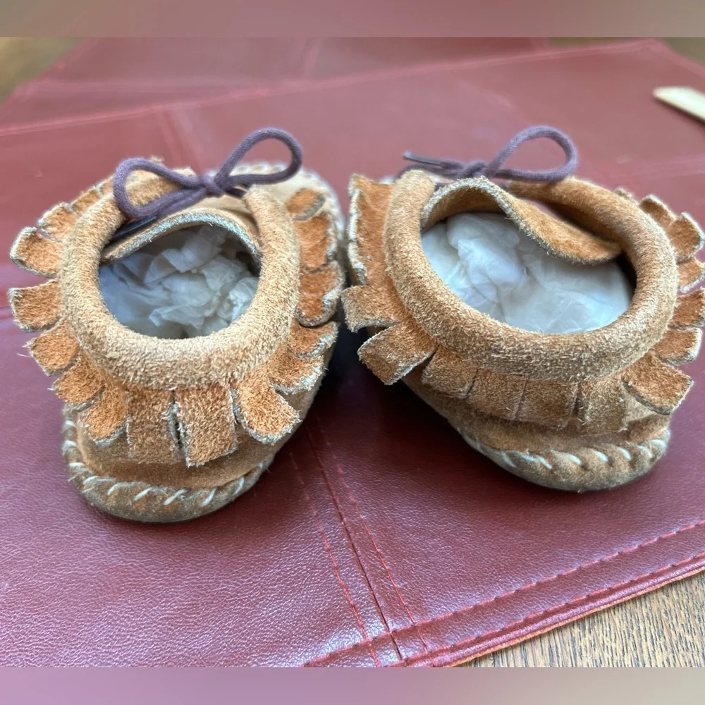 Vintage child’s Indian Moccasins Fringe sides, foam innersole. Size 6.